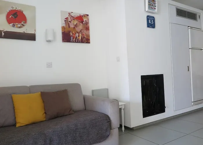 Yialos アパート ペリヴォリア